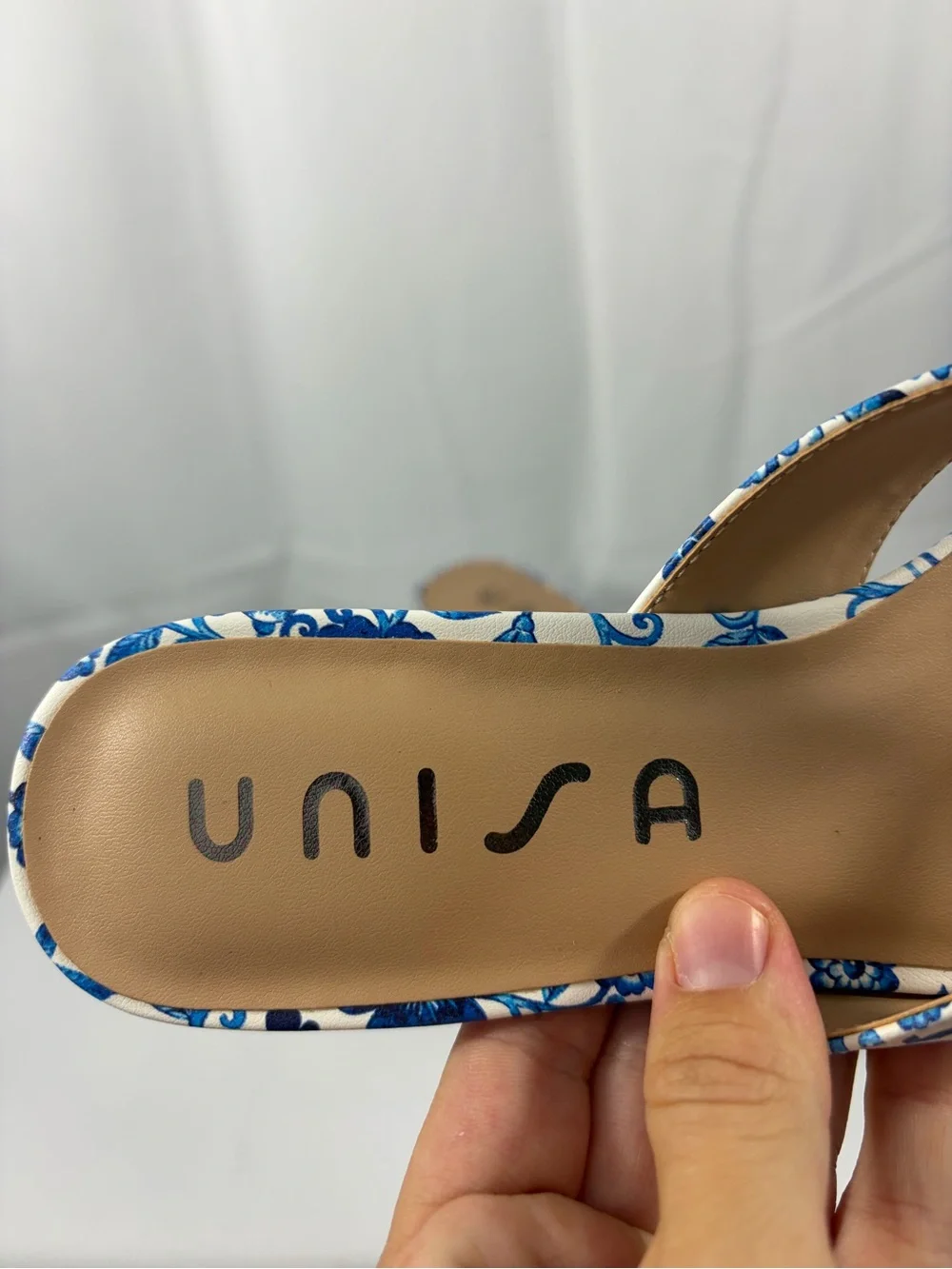 UNISA Women’s Size 7 Blue White Floral Slide Sandals